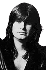 a imagem de frente em preto e branco do rosto de ozzy jovem em 1980